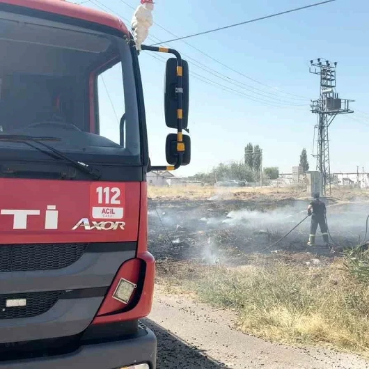 Aksaray'da Kuru Ot Yangını: 1 Dönüm Alan Kül Oldu