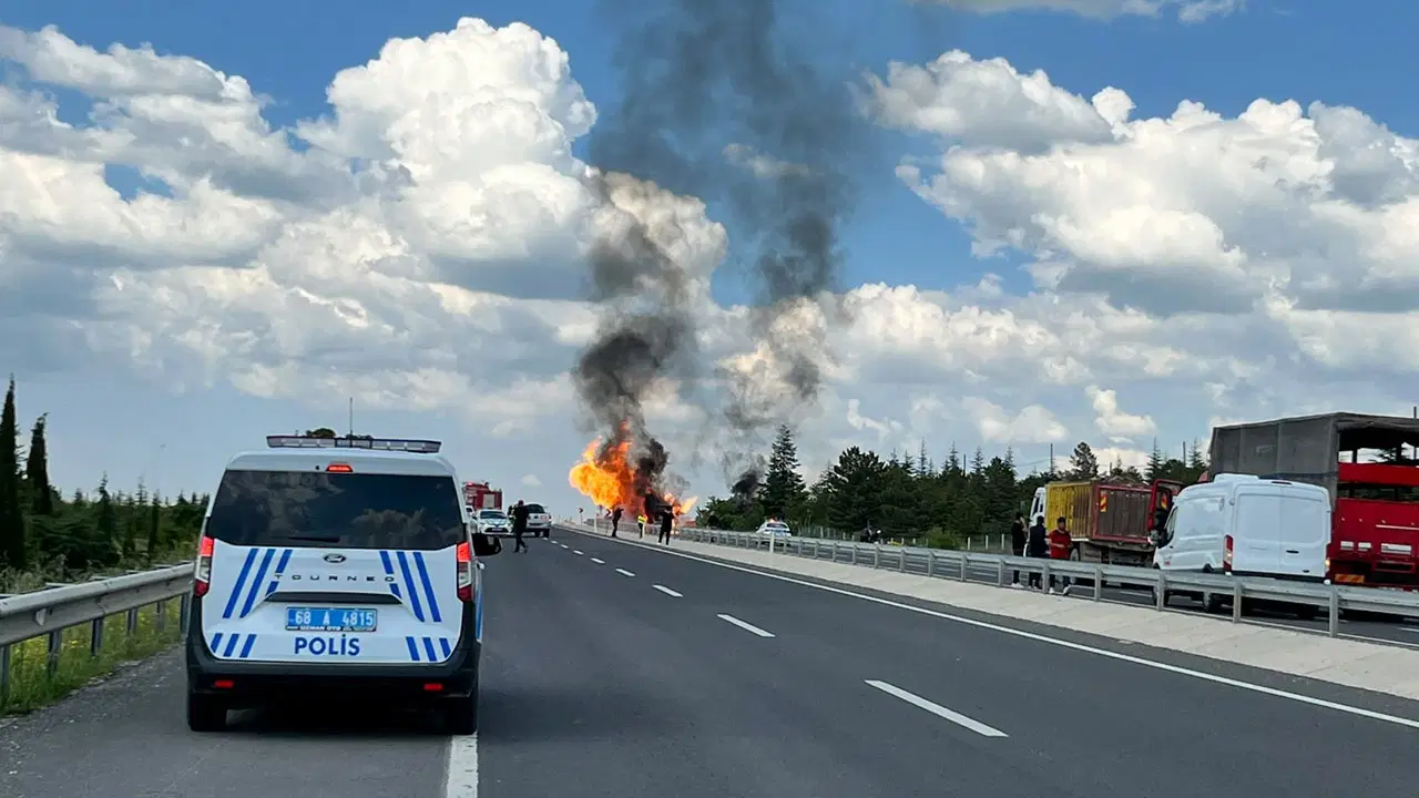 Aksaray'da TIR yangını ormana sıçradı: Kara yolu kapandı