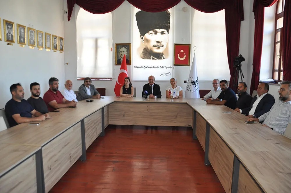 Akşehir'de CHP'den 15 istifa: Başkan ve 14 meclis üyesi ayrıldı