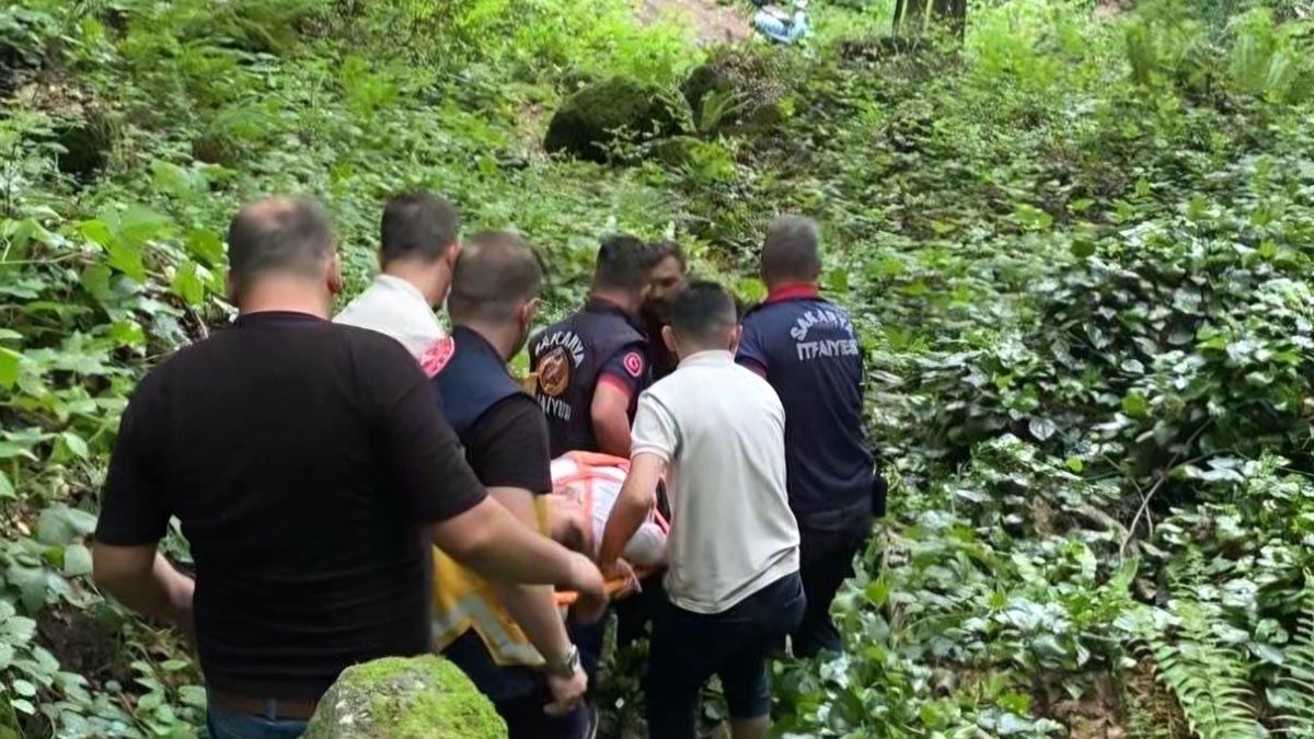 Akyazı'da kayalıklara düşen kişi itfaiye tarafından kurtarıldı
