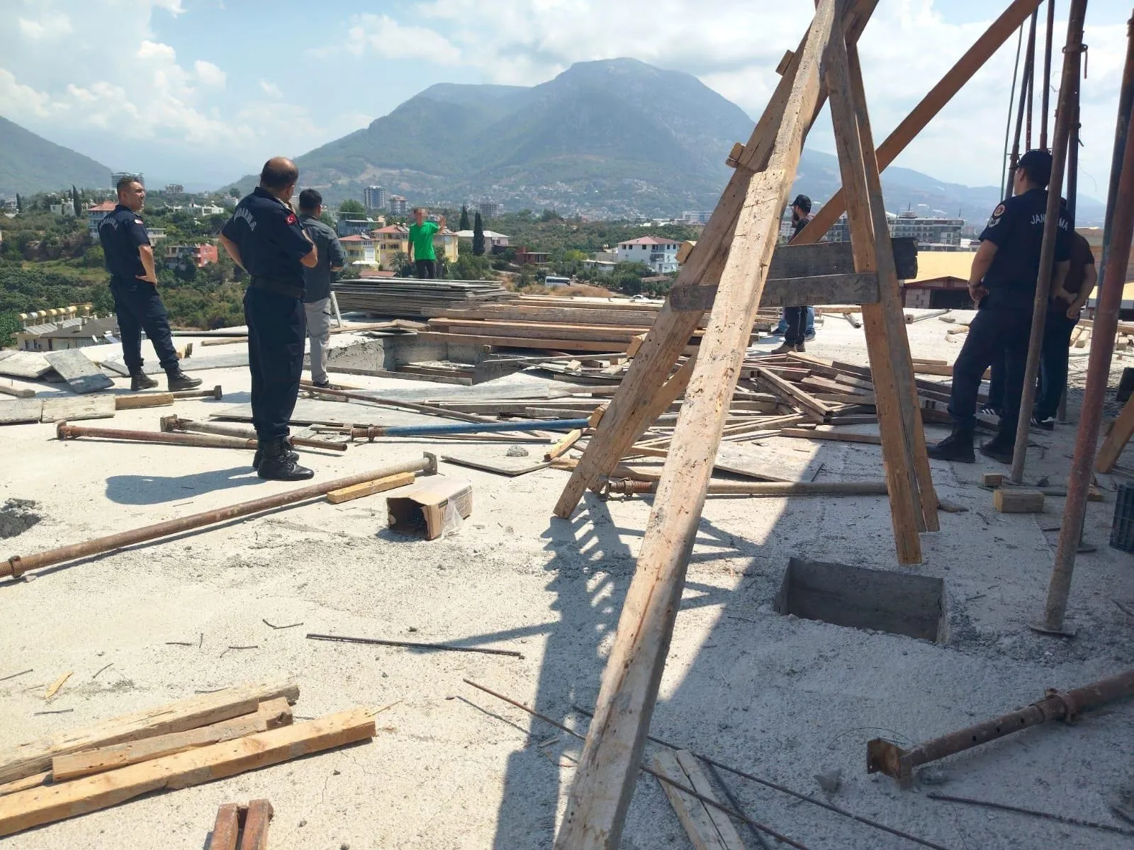 Alanya'da Korkunç Olay: Eşini ve Kayınvalidesini Bıçaklayıp Canlı Yayında İntihar Girişiminde Bulundu