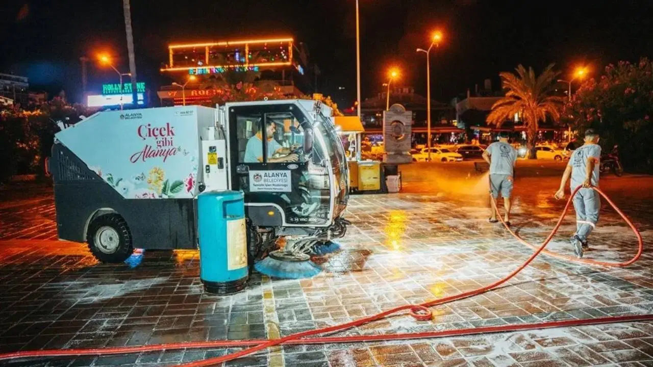 Alanya'da Gece Mesaisi: İskele Bölgesi Kapsamlı Temizlikten Geçti