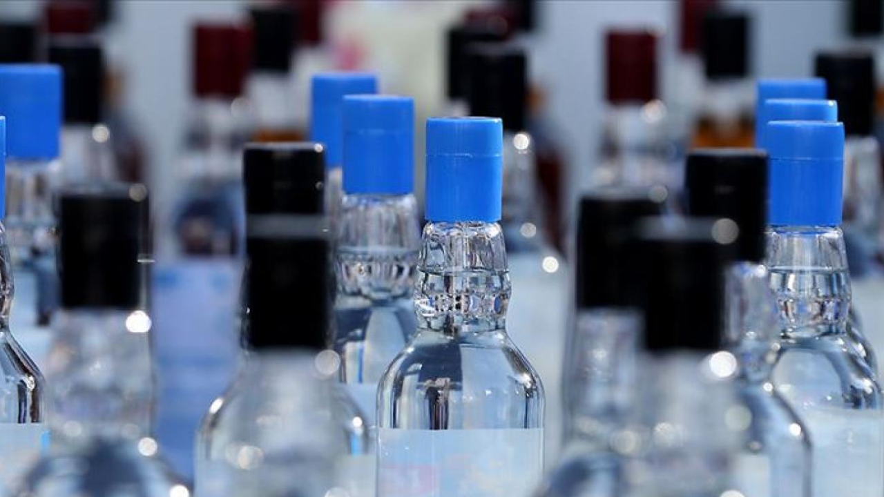 Alanya'da bir işletmede 108 litre kaçak alkol ele geçirildi