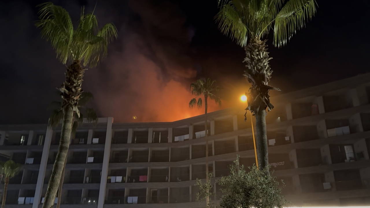 Alanya'da Otel Çatısında Yangın: Korku Dolu Anlar