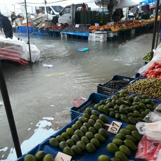 Alanya'da Sağanak Pazar Yerini Vurdu: Tezgahlar Su Altında