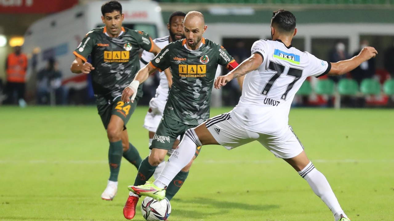 Alanyaspor'da Efecan Karaca ile Yollar Resmen Ayrıldı