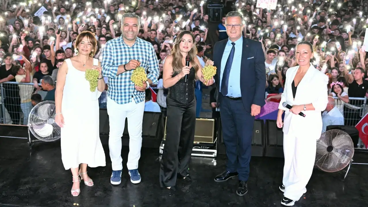 Alaşehir'in Kurtuluşu 104. Yılında Merve Özbey Konseriyle Coştu