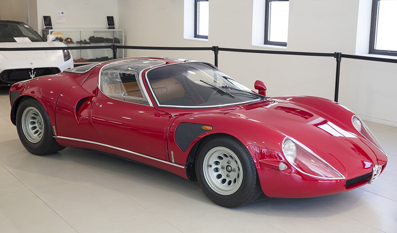 Alfa Romeo 33 Stradale Perla Nera: Mat Karbon Efsanesi