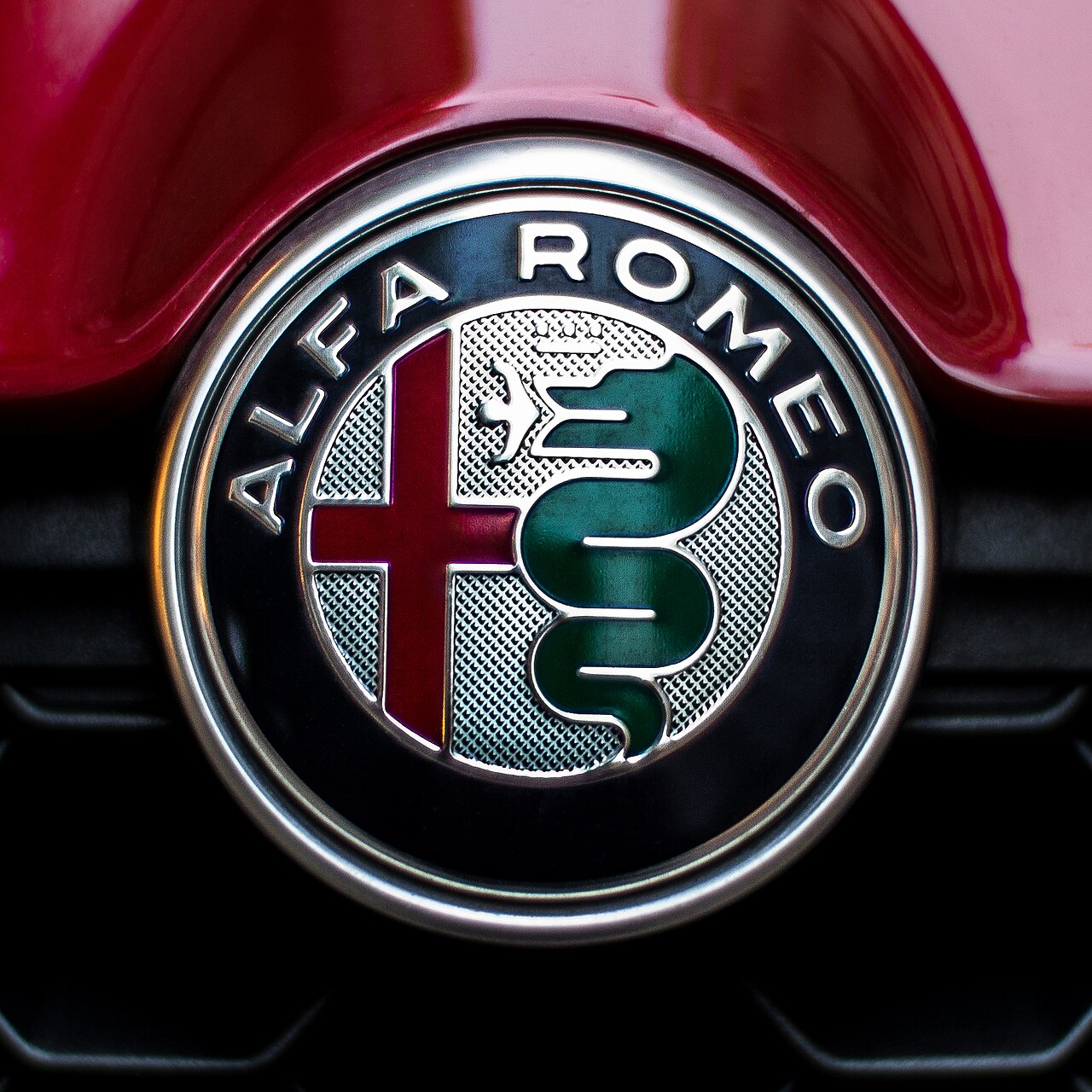 Alfa Romeo'nun Yılanı: 110 Yıllık Logonun Sırrı