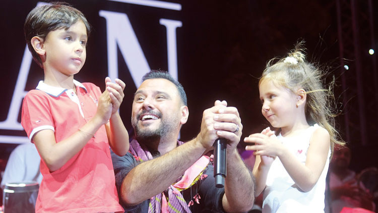 Alişan, Buharkent Taze İncir Festivali'nde Çocuklarıyla Düet Yaptı