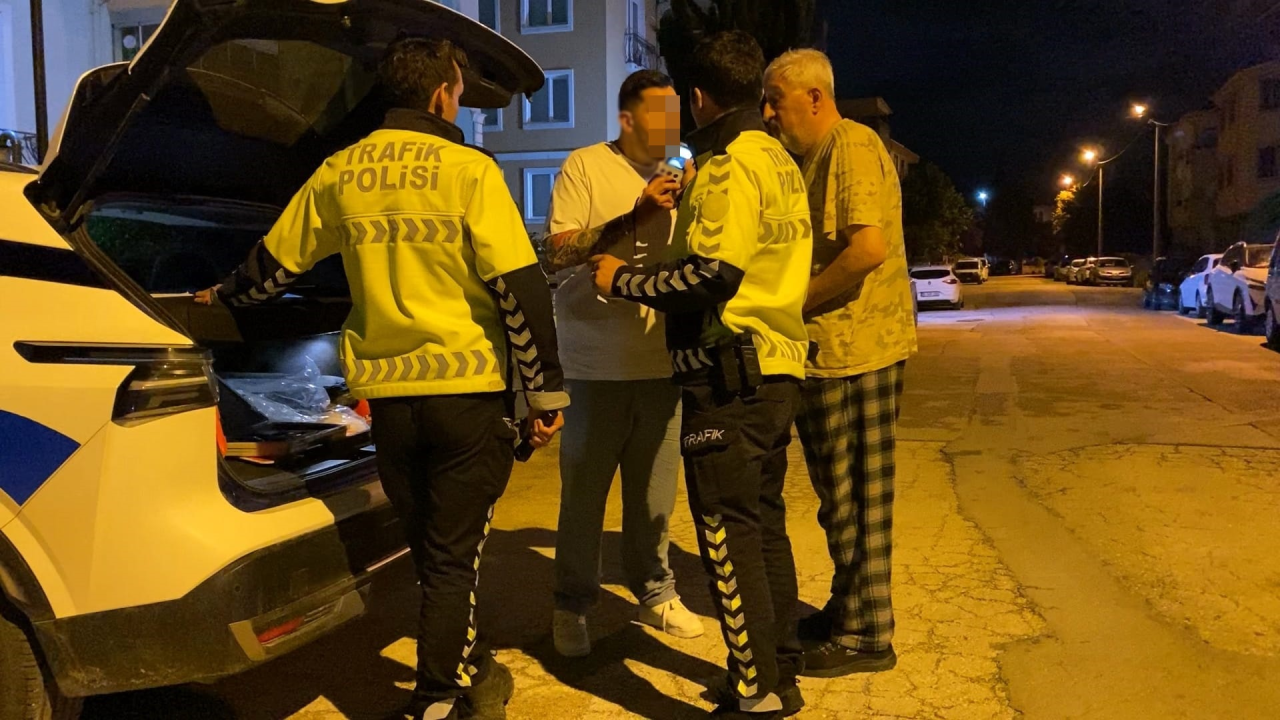 Alkollü sürücü kazadan kaçtı, uyurken yakalandı