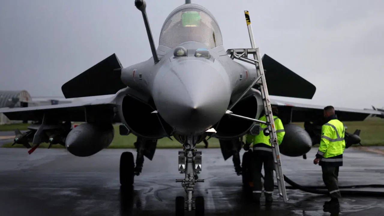 Almanya'da ABD F-16 Savaş Uçağı Düştü: Pilot Hafif Yaralı