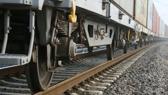 Almanya'da demiryolu ağı çöktü: Tren seferleri durdu, binlerce yolcu mağdur