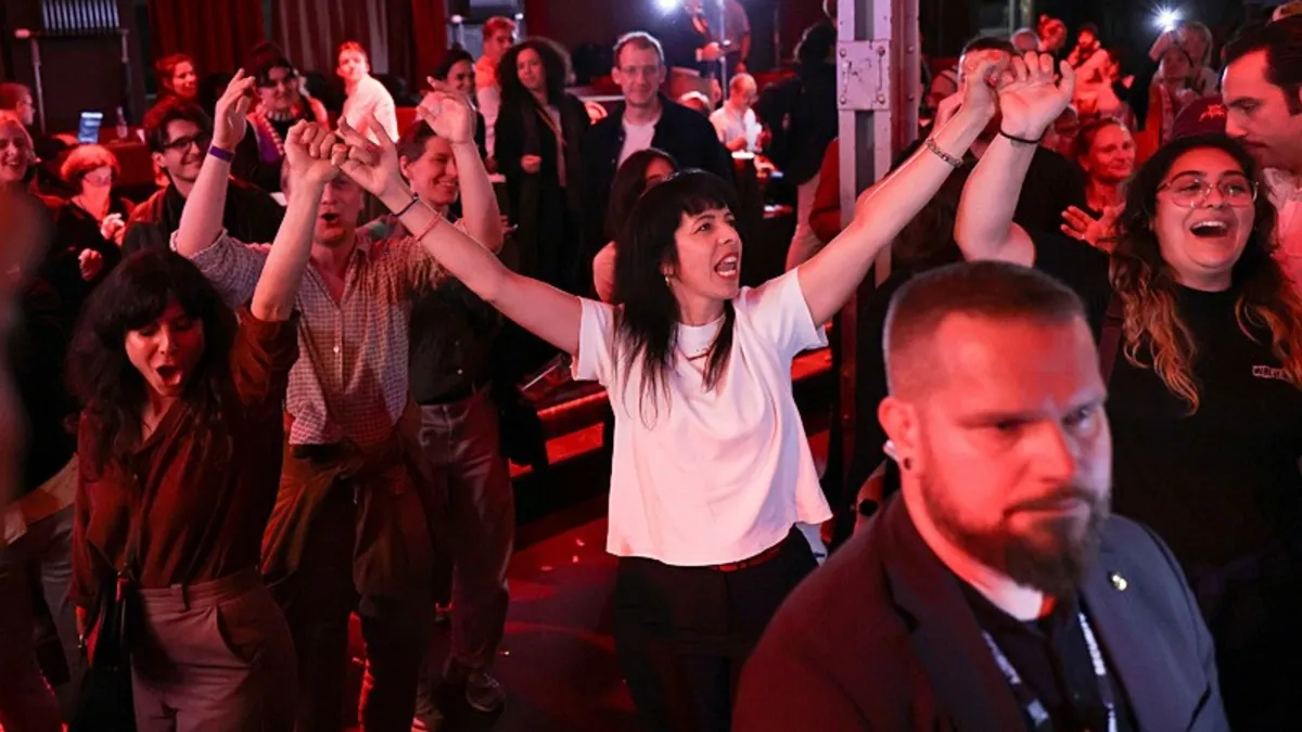 Almanya'da Elif Eralp Depremi: Sol Parti Berlin'de Zafer Kazandı