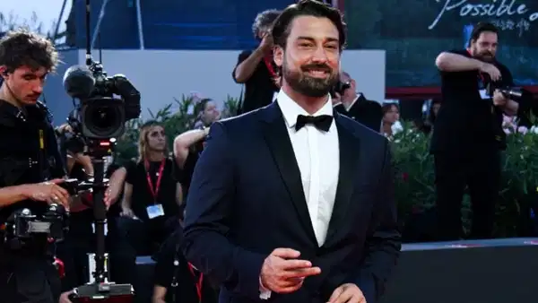 Venedik'te Türk Oyuncu Gururu: Alp Navruz Ödülle Döndü
