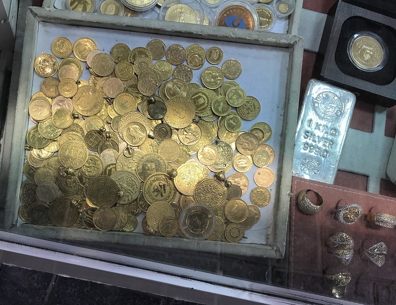 Altında jeopolitik tansiyon: Ons düşüşte