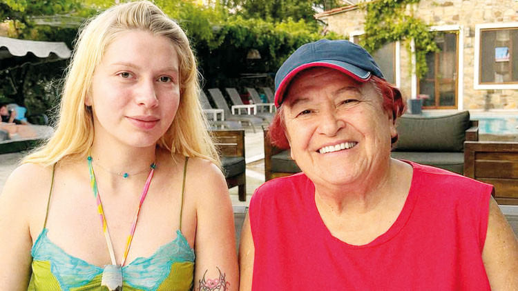 Aleyna Tilki'den Selda Bağcan'a Sürpriz Ziyaret
