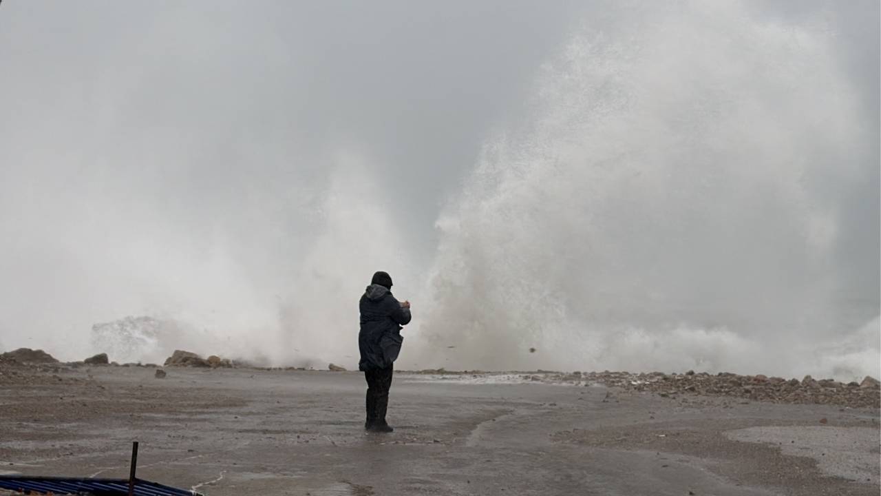 Amasra'da Fırtına: Dalga Boyu 6 Metreye Ulaştı