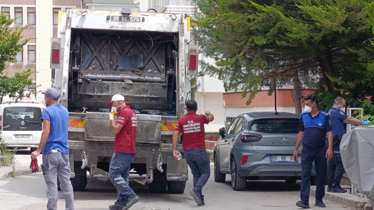 Amasya'da bir evde 1 ton atık: Kötü koku ihbarı dehşeti ortaya çıkardı
