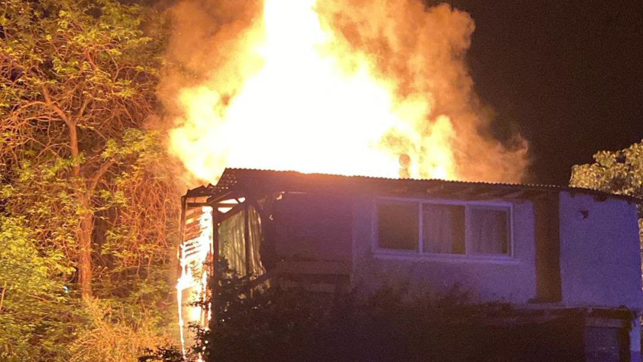 Amasya'da ev yangını: Yalnız yaşayan kadını gençler kurtardı