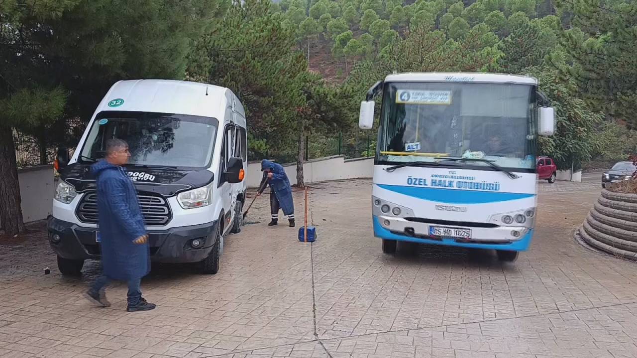 Amasya'da Halk Otobüsü ile Öğrenci Servisi Çarpıştı: 4 Yaralı