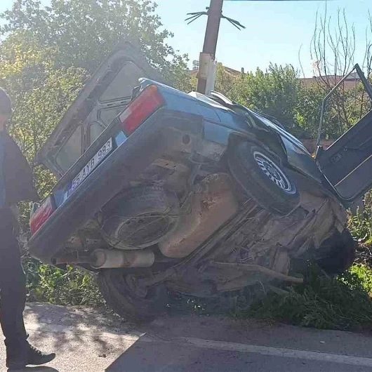 Amasya'da Kediye Çarpmamak İçin Manevra Yapan Sürücü Direğe Çarptı: Otomobil İkiye Ayrıldı, 2 Yaralı