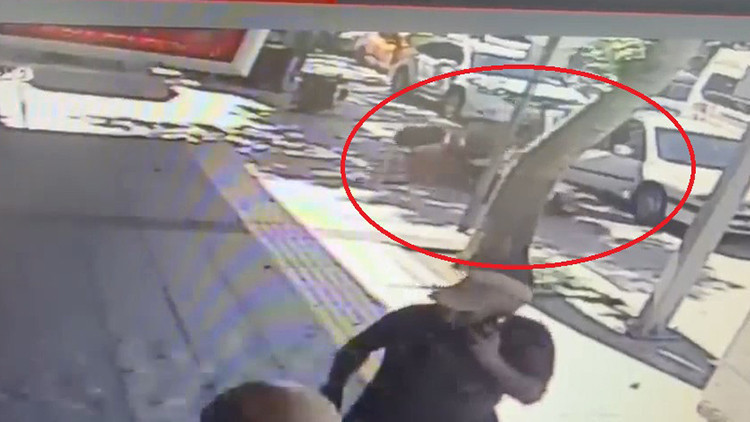 Amasya'da Motosikletli Açılan Kapıya Çarptı: Kaza Anı Kamerada