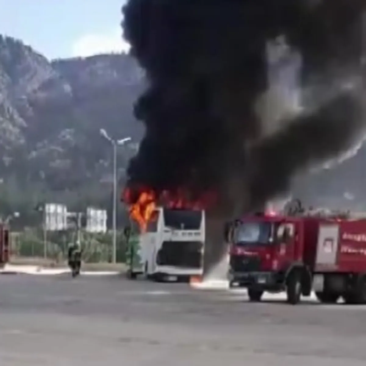 Amasya'da park halindeki yolcu otobüsü alev alev yandı