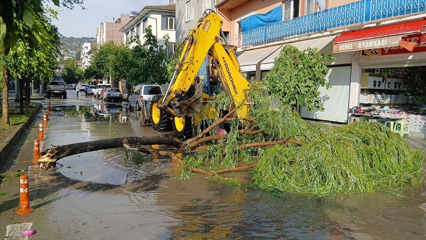 Amasya'da şiddetli fırtına ve sağanak hayatı felç etti