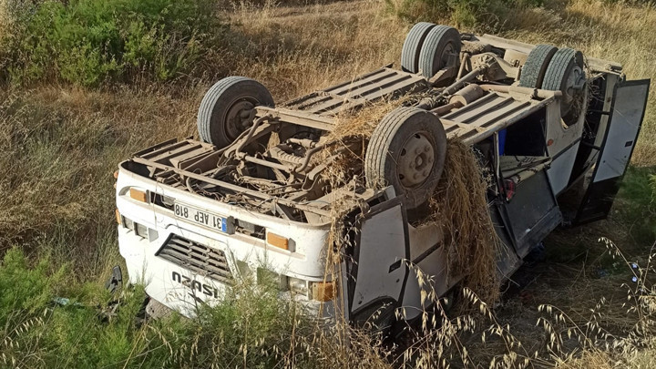 Amasya'da tarım işçilerini taşıyan minibüs devrildi: 6'sı çocuk 16 kişi yaralandı