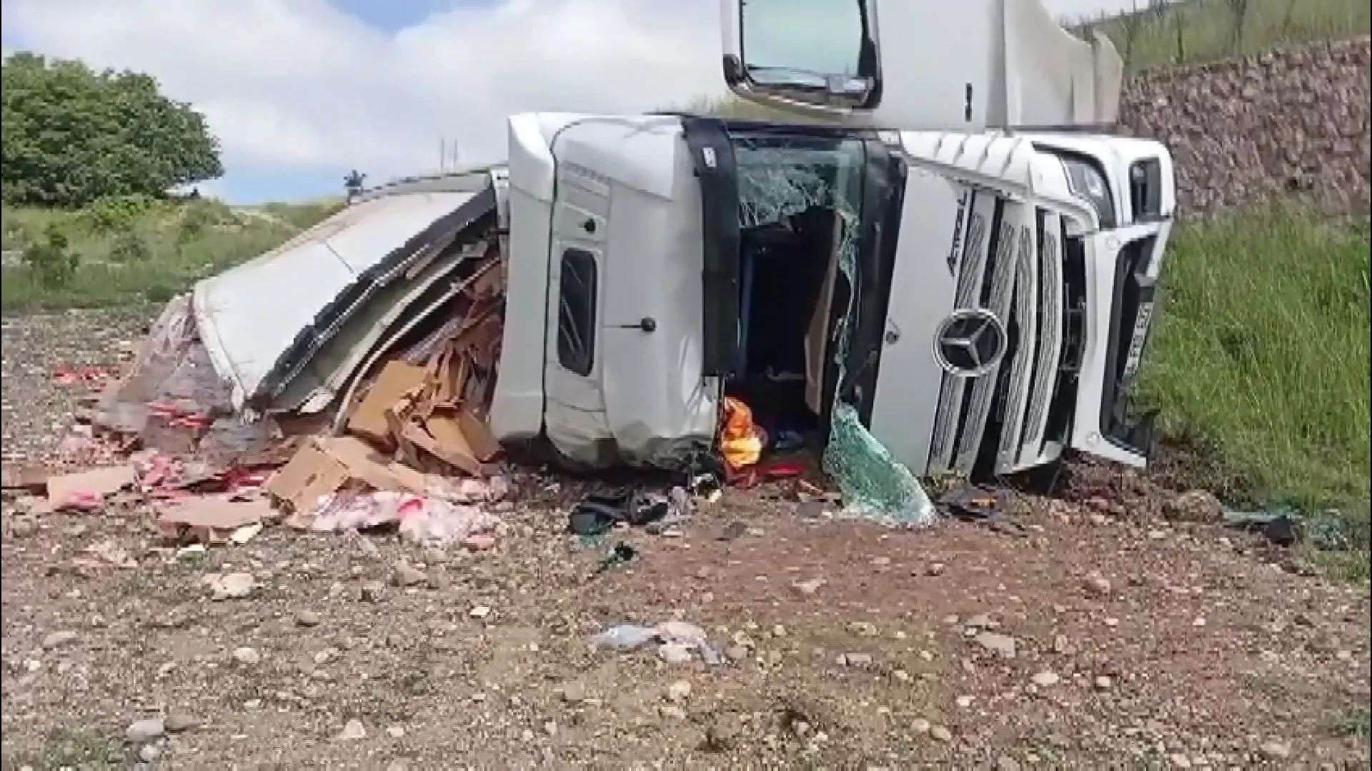Amasya'da tavuk eti yüklü TIR şarampole devrildi: 2 yaralı