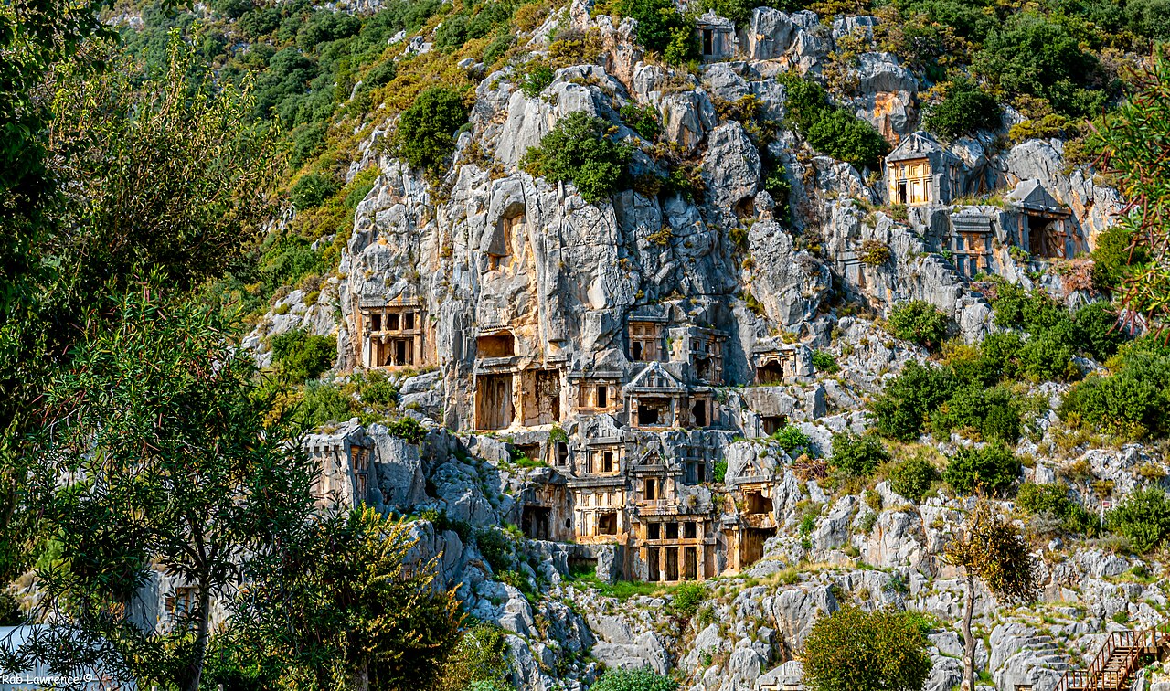 Amasya ve Tokat'ta sağanak ve fırtına hayatı felç etti
