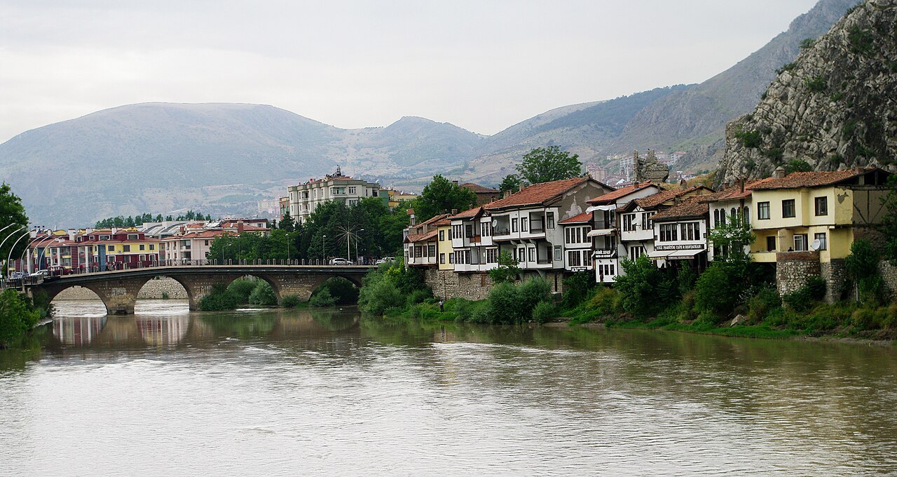 Amasya'da 10 Gündür Süren Sağanak Yeşilırmak'ı Taşırdı, Gezi Yolları Sular Altında