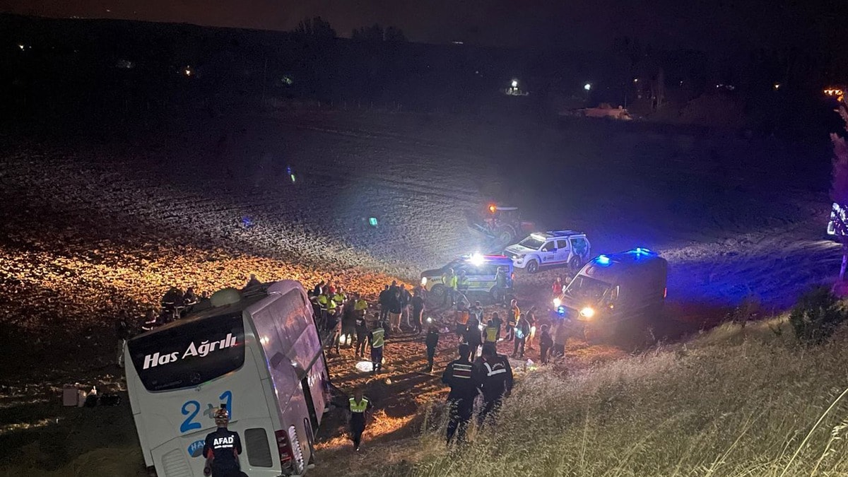 Amasya'da Yolcu Otobüsü Tarlaya Devrildi: 24 Yaralı
