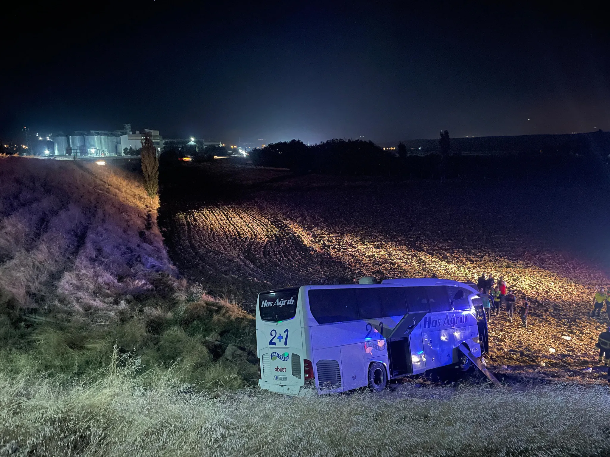 Amasya'da yolcu otobüsü tarlaya uçtu: 24 yaralı
