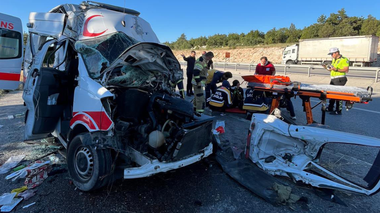 Ambulans TIR'a Arkadan Çarptı: Hasta Öldü, Sağlık Personeli Sıkıştı