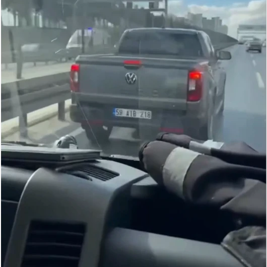 Ambulansa Yol Vermeyen Sürücü Esenyurt'ta Trafiği Tehlikeye Attı