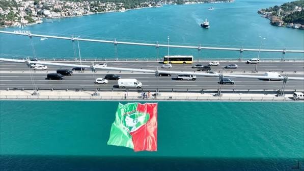 Amedspor bayrağı Fatih Sultan Mehmet Köprüsü'nde dalgalandı