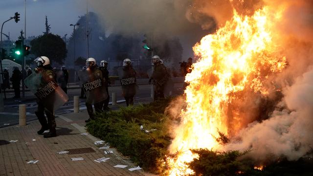 Amnesty: Yunan polisi protestoculara aşırı güç kullanıyor