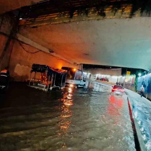 Ana Boru Patladı: Zincirlikuyu Alt Geçidi ve Büyükdere Caddesi Su Altında
