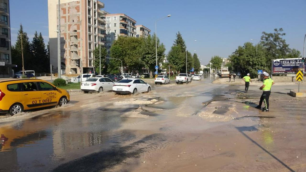 Ana Su Hattı Patladı: Adıyaman'da Yol Kullanılamaz Hale Geldi