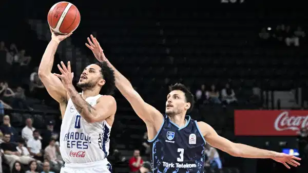 Anadolu Efes, çeyrek final serisinde öne geçti