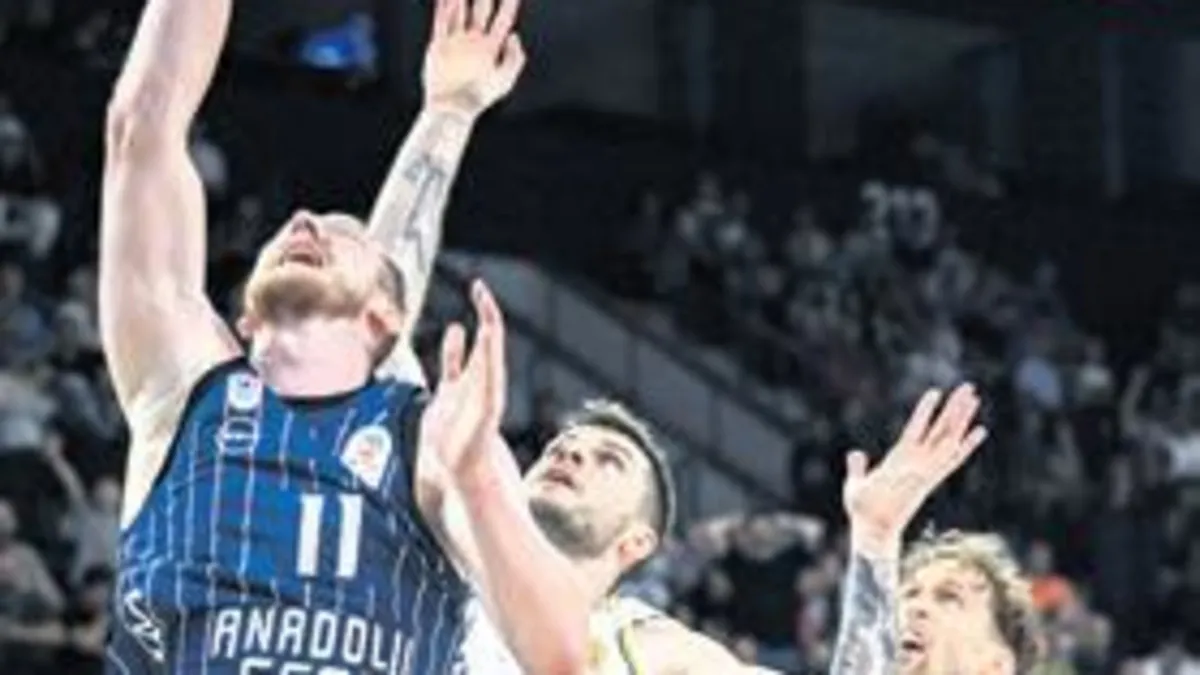 Anadolu Efes pes etmedi: Seriyi 2-1'e getirdi