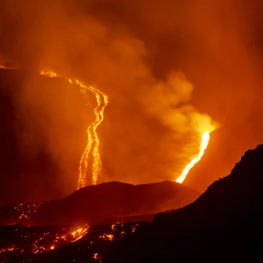 Anak Krakatau Yanardağı Yeniden Patladı: Saatlerce Lav Püskürttü