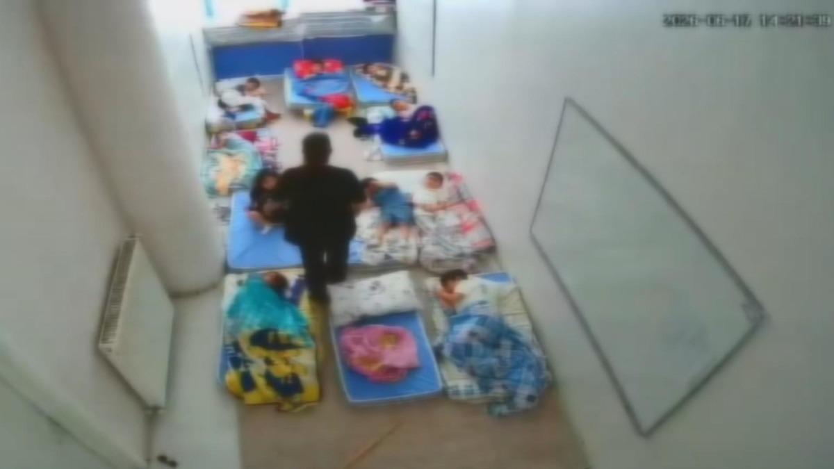 Anaokulunda skandal: 60 yaşındaki kadın çocuklara sopayla vurdu