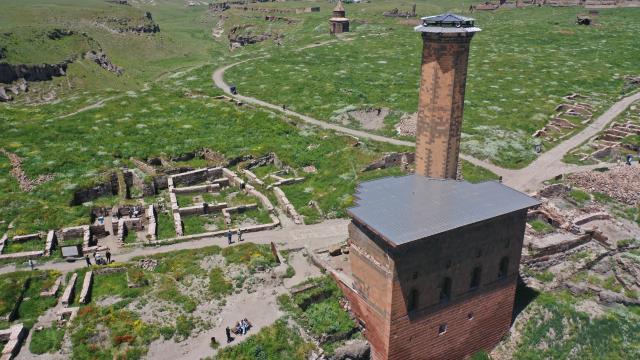 Ani Ören Yeri'nde 5 noktada kazı: Tarihin izleri gün yüzüne çıkıyor