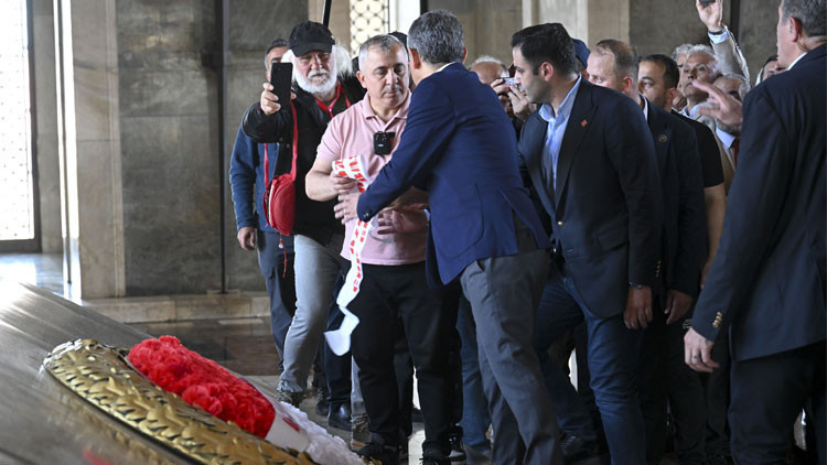 Anıtkabir’de çelenk protokolü krizi: Özgür Özel ve CHP