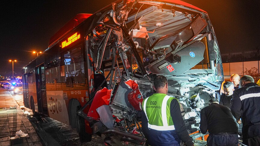 Ankara'da Belediye Otobüsü Yaya Üst Geçidinin Ayağına Çarptı: 24 Yaralı