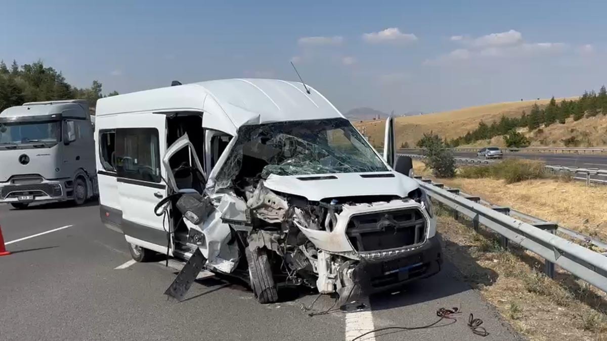 Ankara Çevre Yolu'nda Minibüs TIR'a Çarptı: 7 Yaralı