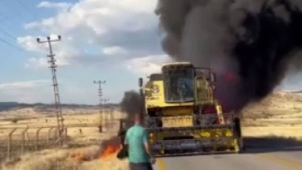 Ankara Çubuk'ta Seyir Halindeki Biçerdöver Alev Alev Yandı